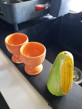 2 coquetiers et une salière