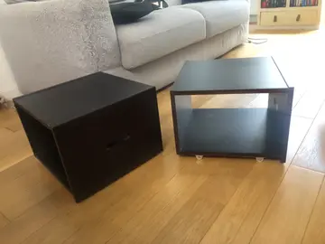 2 tables de nuit wengé à roulettes