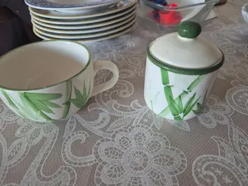1 bol et un pot à sucre