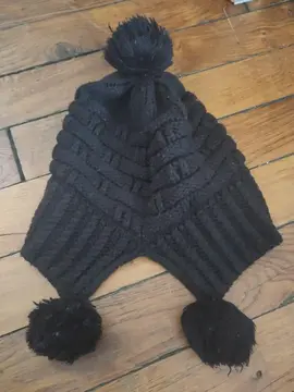 bonnet à pompoms