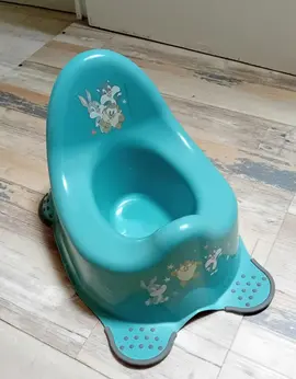 pot enfant, mobile et baignoire