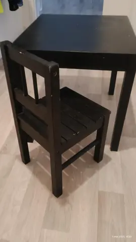 Table + 1 chaise pour enfant.