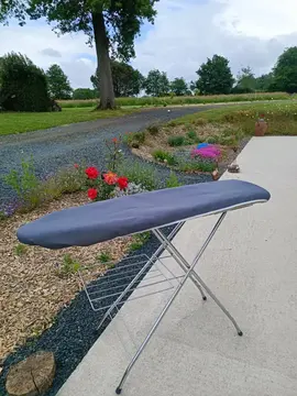 Très belle table à repasser