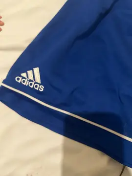 short adidas pour homme taille M tache indélébile voir photo