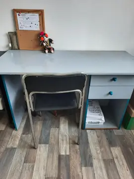 Bureau gris bleu avec 2 tiroirs et un caisson