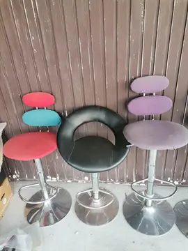 Deux lots de trois chaises de bar