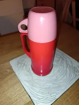 Petit thermos pour une boisson