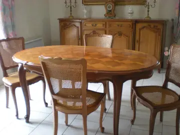 buffet avec table et 4 chaises
