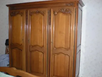 autre chambre (armoire, 2 tables de chevet, lit avec literie)