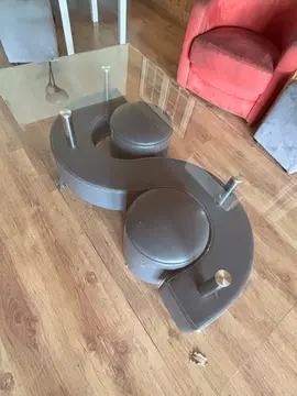 table basse + fauteuil et poufs