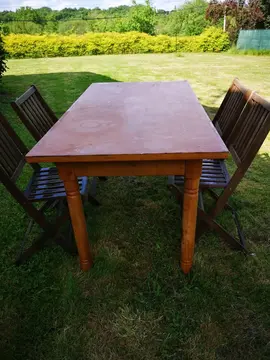 table bois avec 4 Chaises pliantes en bois