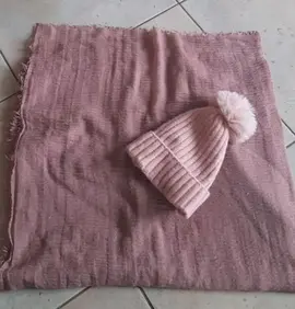 foulard et bonnet roses
