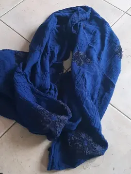 foulard bleu avec fleurs