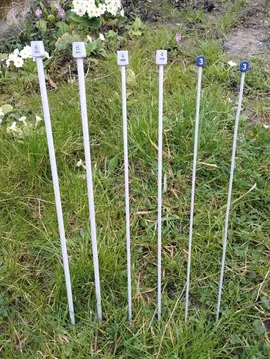 6 aiguilles à tricoter (de 3 grosseurs différentes)