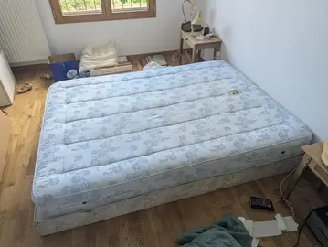 Lit : matelas et Sommier avec pieds
