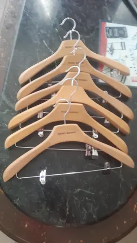 cintres en bois epais avec pinces.