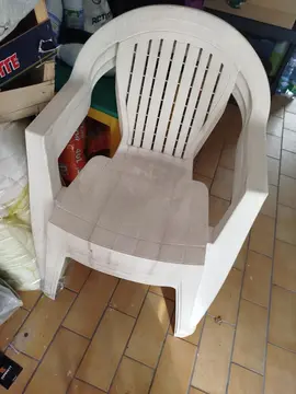 table jardin et 3 chaises plastique