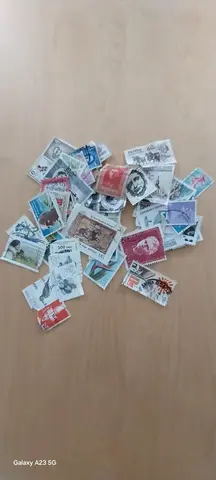 timbres dans l'état déchirés, édentés