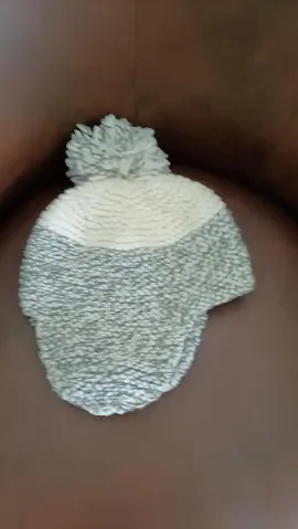 Bonnet en laine et a pompons