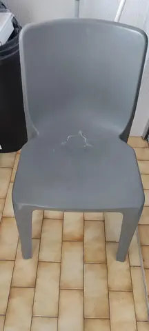 Chaises plastique gris