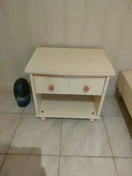 table de chevet rose