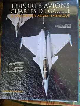 Livre sur le porte-avio s Charles de Gaulle