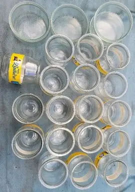 nombreux pots de yaourts verre sans couvercle car d'origine avec capsule collé