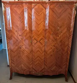 Élégante armoire ancienne en bois de rose marqueté à donner