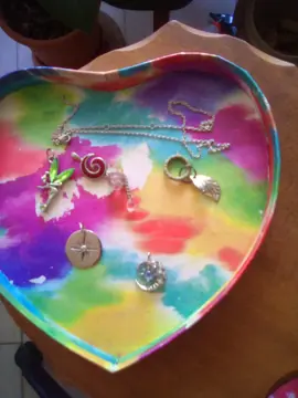 divers pendentifs -sauf la fée- et chaine à restaurer