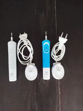 2 brosses à dents électriques Oral-B