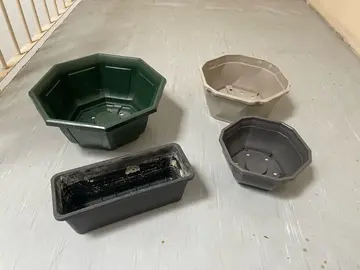 pots de fleurs en plastique