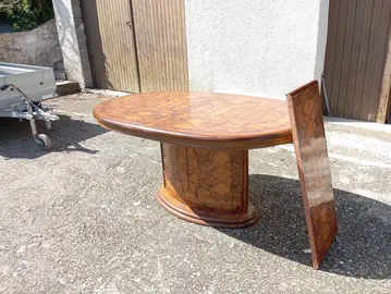 TABLE OVALE LAQUÉE .