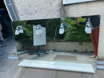 miroir avec lampes et tablette.