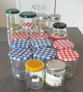 donne 20 pots en verres avec couvercles