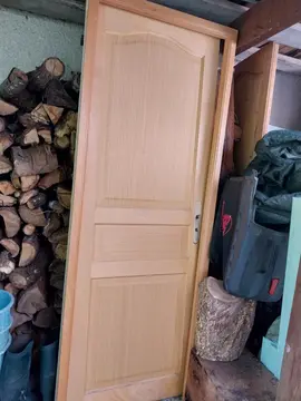 porte en bois avec bâti