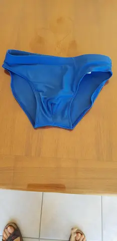 vêtements : maillot de bain 8 ans , hauts L, pantacourt 44 , shirt 42