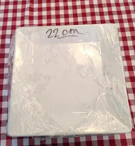 9 assiettes carrées et 30 verres à bière