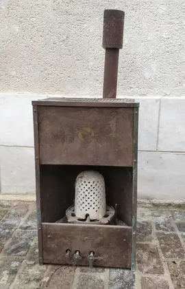 vieux chauffage au gaz vintage non opérationnel pour collectionneur