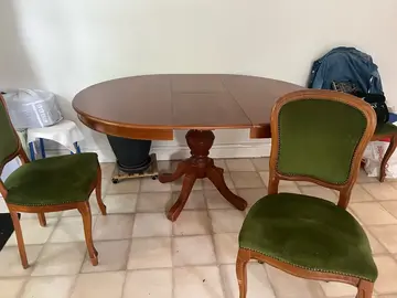 table en bois et chaises