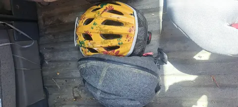 deux casques à vélo enfant