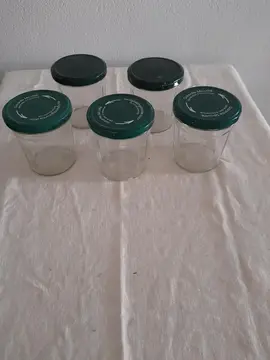 Trente pots pour confitures.