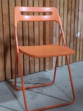 chaise plastique pliante orange