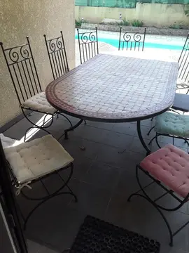 table en fer forgé avec chaises