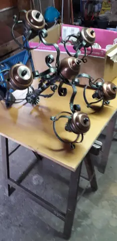 lustre en bon état, façon fer forgé a nettoyer