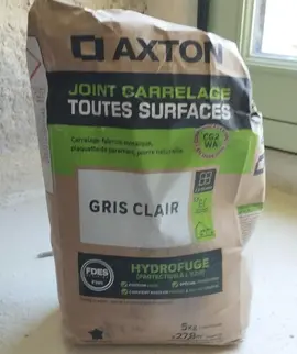 Joint carrelage gris clair