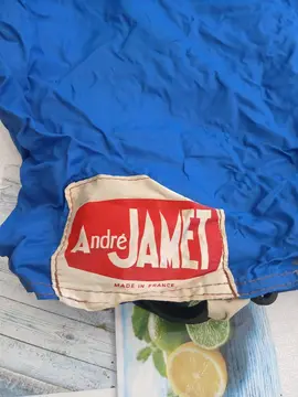 toile de tente avec les piquets