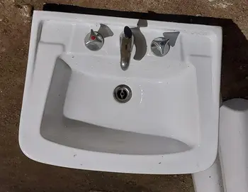 Lavabo 60x40 sur colonne, étagère, mirroir, robinets.