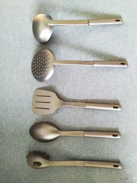Ustensiles de cuisine en plastique (louche, cuillère etc.)