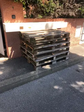 palettes sur trottoir