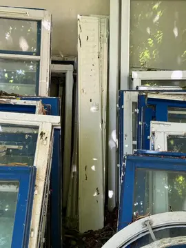 Fenêtres en bois, vitres et volets